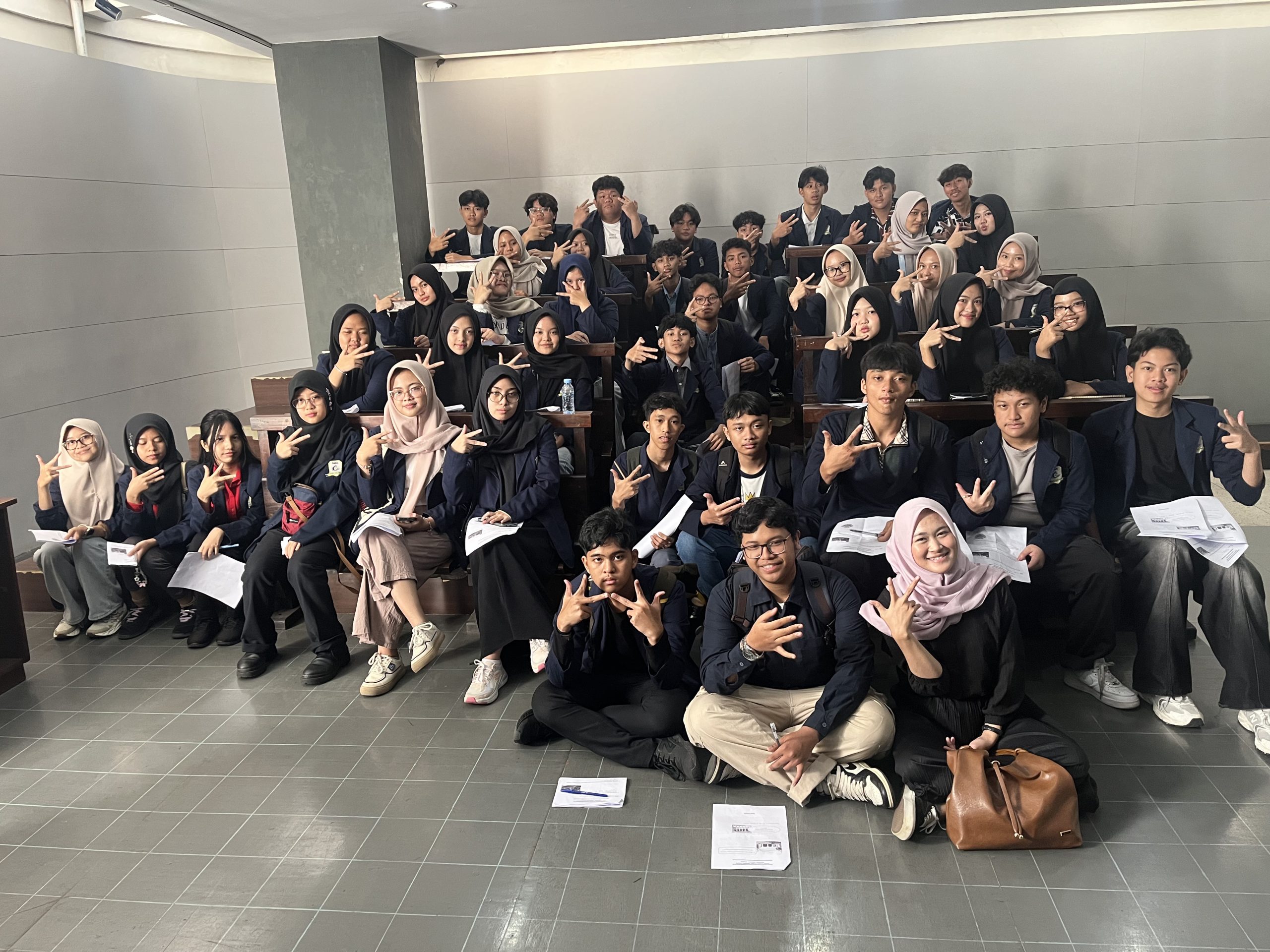 Siswa SMA Tridaya Tunas Bangsa mengikuti campus tour di ITB dan UNPAD